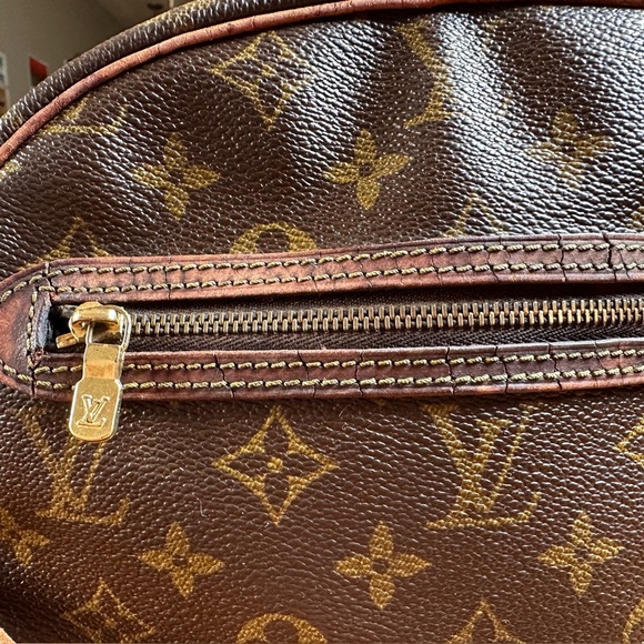 Louis Vuitton Vintage Senlis Monogram Crossbody
Shoulder Bag! - Picture 9 of 10